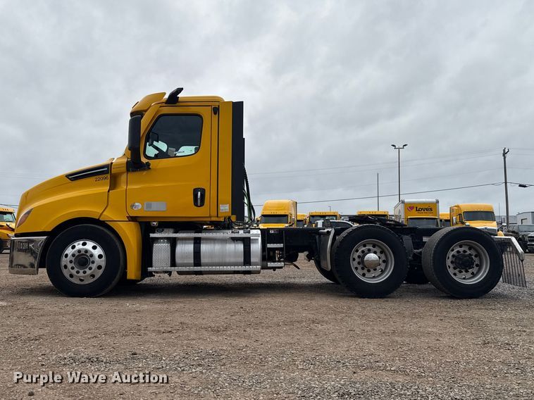 image for item ES5947 2022 Freightliner Cascadia 126 semi truck