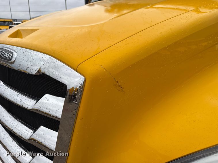 image for item ES5947 2022 Freightliner Cascadia 126 semi truck