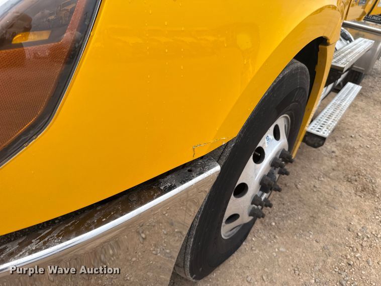 image for item ES5947 2022 Freightliner Cascadia 126 semi truck