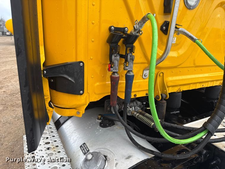 image for item ES5947 2022 Freightliner Cascadia 126 semi truck