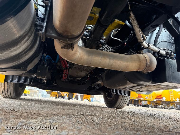 image for item ES5947 2022 Freightliner Cascadia 126 semi truck