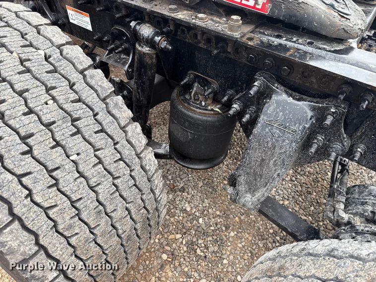 image for item ES5947 2022 Freightliner Cascadia 126 semi truck