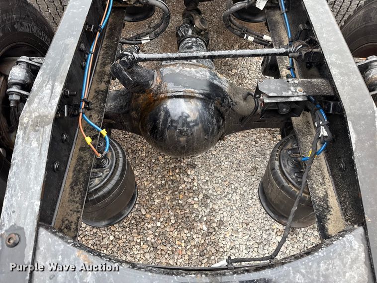 image for item ES5947 2022 Freightliner Cascadia 126 semi truck