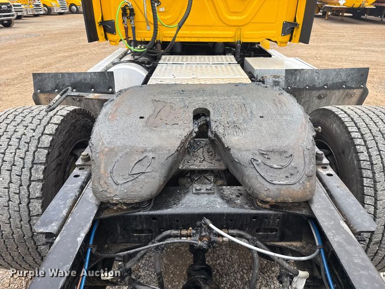 image for item ES5947 2022 Freightliner Cascadia 126 semi truck