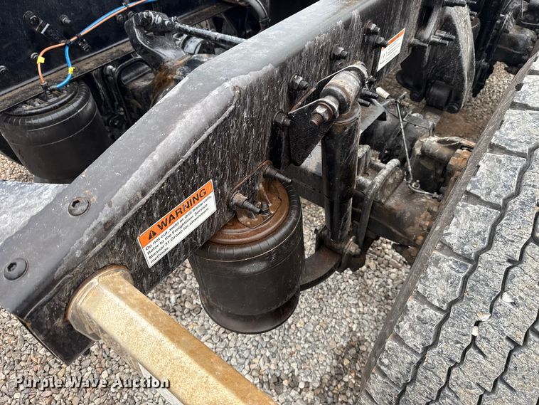 image for item ES5947 2022 Freightliner Cascadia 126 semi truck