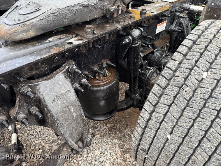 image for item ES5947 2022 Freightliner Cascadia 126 semi truck