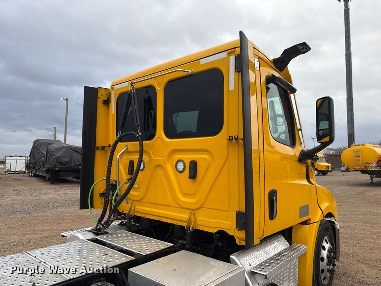 image for item ES5947 2022 Freightliner Cascadia 126 semi truck