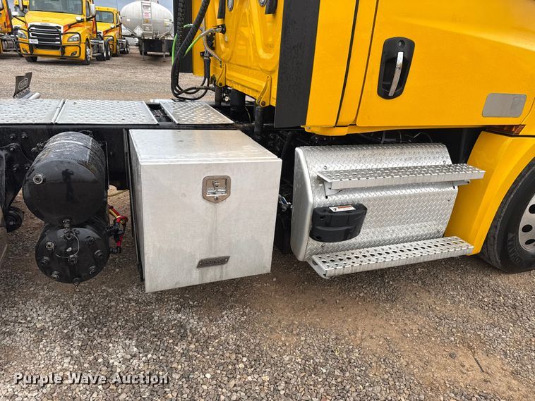 image for item ES5947 2022 Freightliner Cascadia 126 semi truck