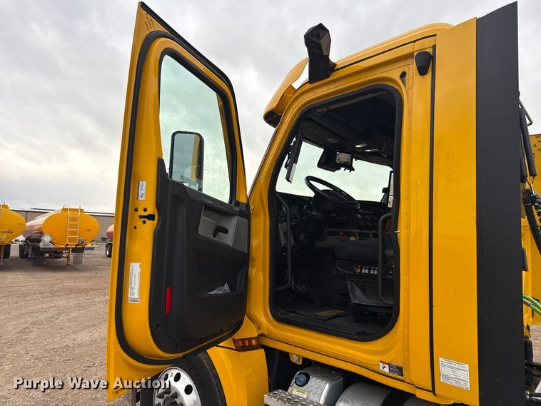 image for item ES5947 2022 Freightliner Cascadia 126 semi truck