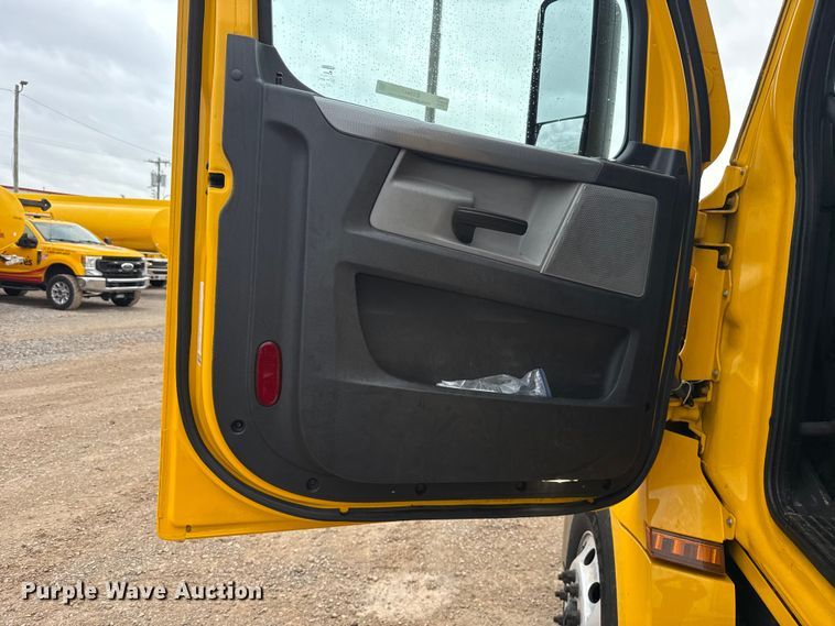 image for item ES5947 2022 Freightliner Cascadia 126 semi truck