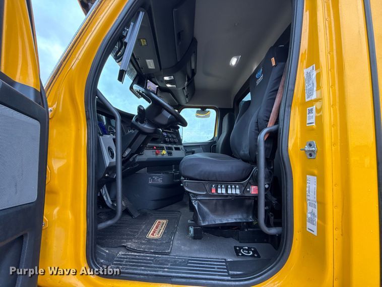 image for item ES5947 2022 Freightliner Cascadia 126 semi truck