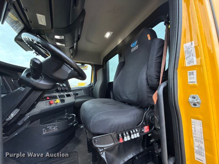 image for item ES5947 2022 Freightliner Cascadia 126 semi truck