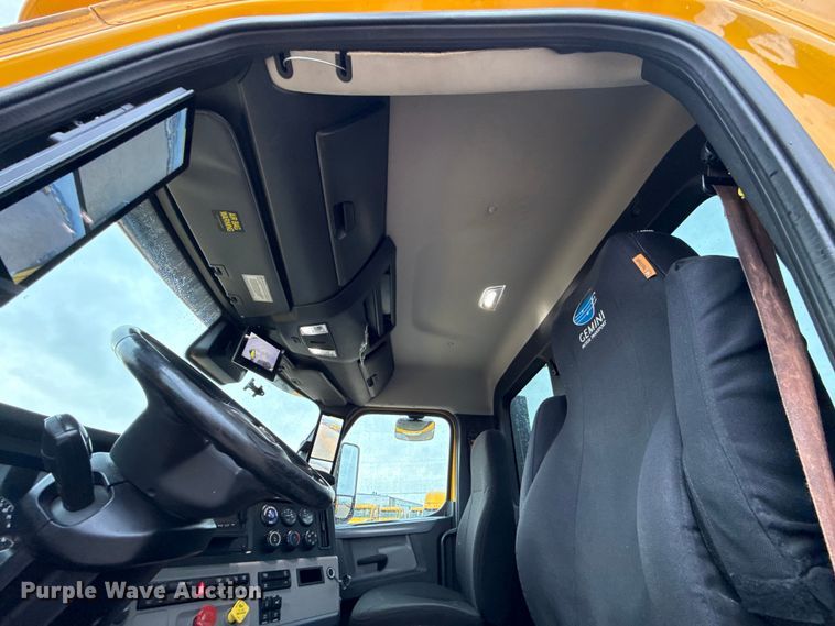 image for item ES5947 2022 Freightliner Cascadia 126 semi truck