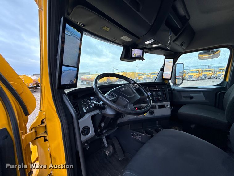 image for item ES5947 2022 Freightliner Cascadia 126 semi truck