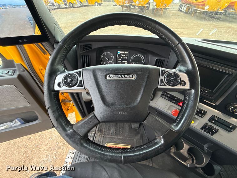 image for item ES5947 2022 Freightliner Cascadia 126 semi truck