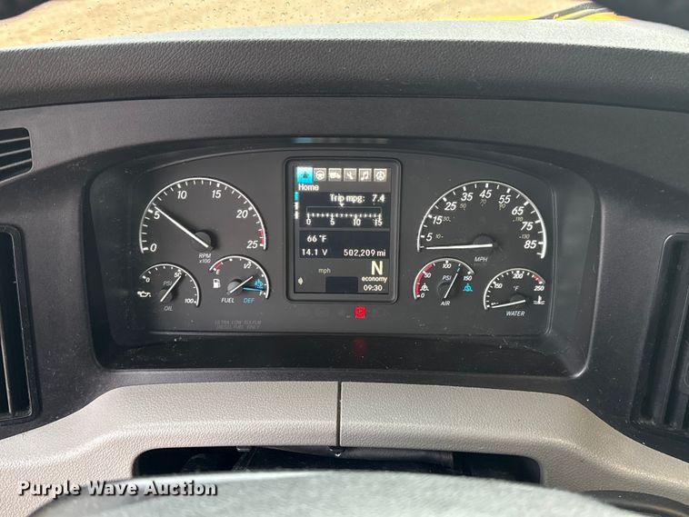 image for item ES5947 2022 Freightliner Cascadia 126 semi truck