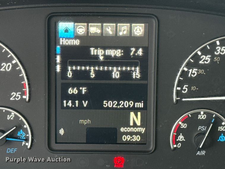 image for item ES5947 2022 Freightliner Cascadia 126 semi truck