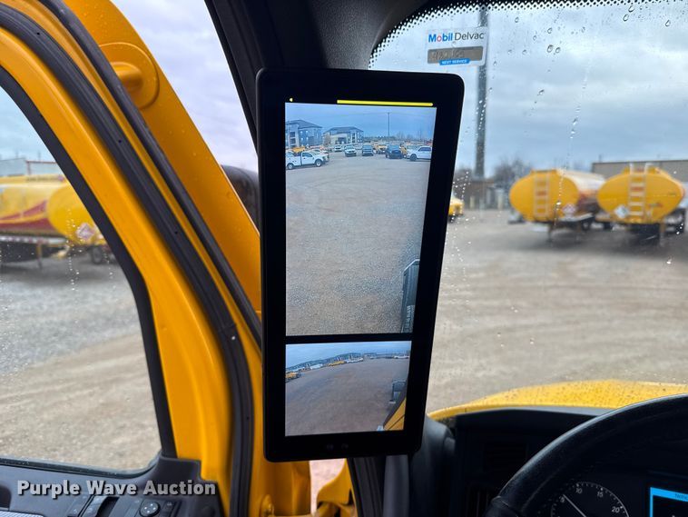 image for item ES5947 2022 Freightliner Cascadia 126 semi truck