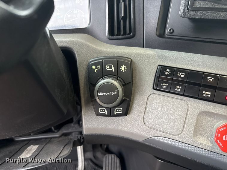 image for item ES5947 2022 Freightliner Cascadia 126 semi truck