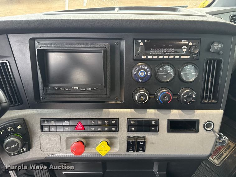 image for item ES5947 2022 Freightliner Cascadia 126 semi truck