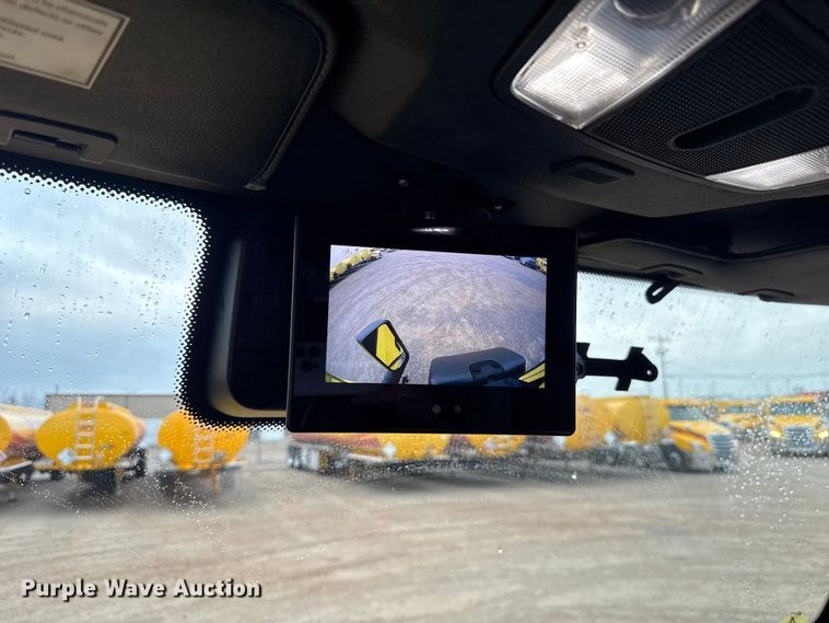 image for item ES5947 2022 Freightliner Cascadia 126 semi truck