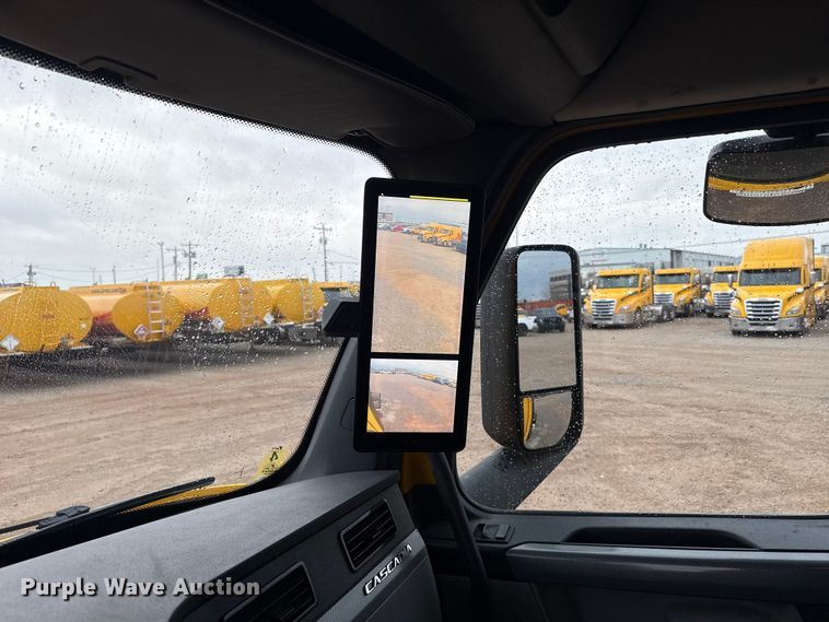 image for item ES5947 2022 Freightliner Cascadia 126 semi truck