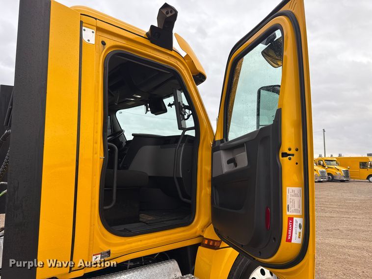 image for item ES5947 2022 Freightliner Cascadia 126 semi truck