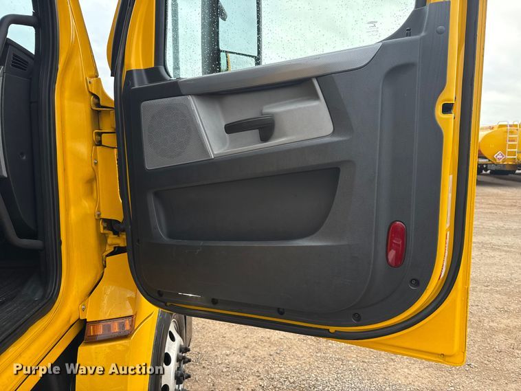 image for item ES5947 2022 Freightliner Cascadia 126 semi truck