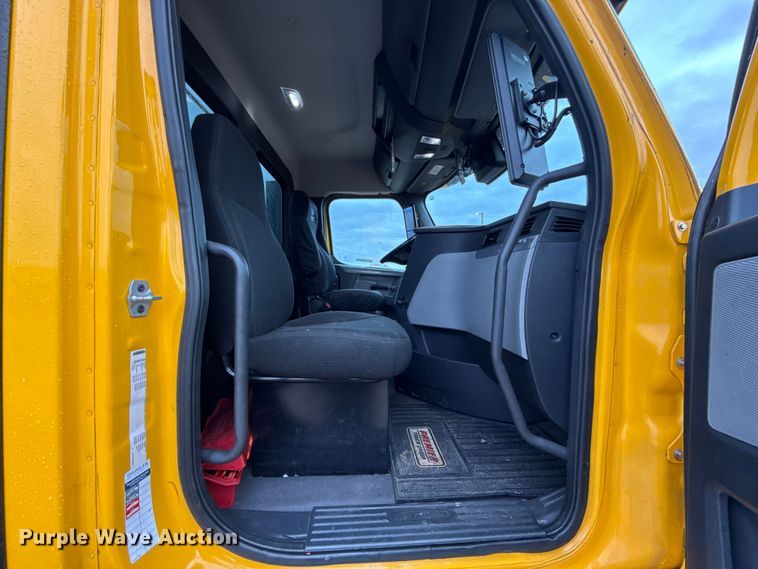 image for item ES5947 2022 Freightliner Cascadia 126 semi truck