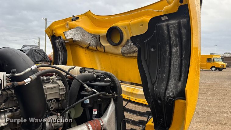 image for item ES5947 2022 Freightliner Cascadia 126 semi truck