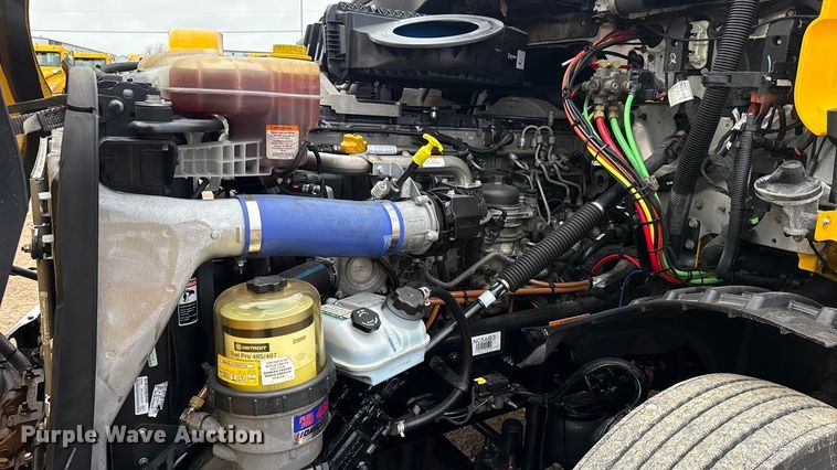 image for item ES5947 2022 Freightliner Cascadia 126 semi truck