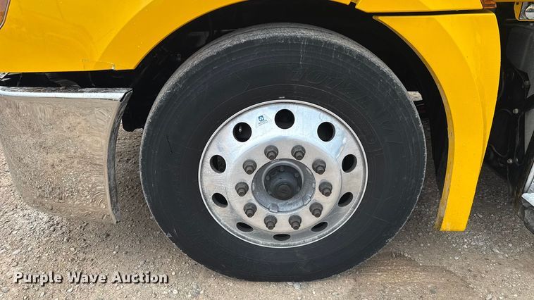 image for item ES5947 2022 Freightliner Cascadia 126 semi truck