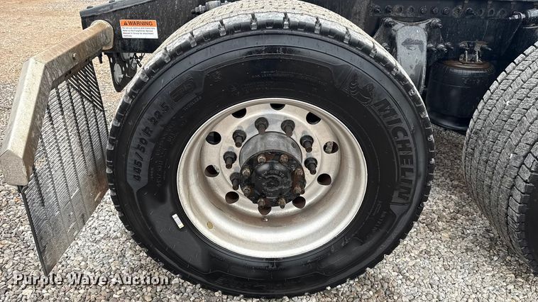 image for item ES5947 2022 Freightliner Cascadia 126 semi truck