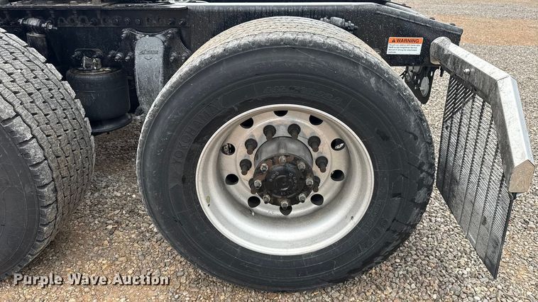 image for item ES5947 2022 Freightliner Cascadia 126 semi truck