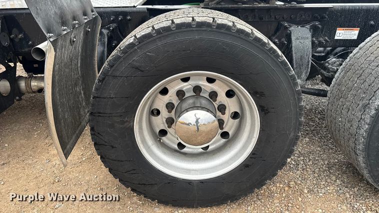 image for item ES5947 2022 Freightliner Cascadia 126 semi truck