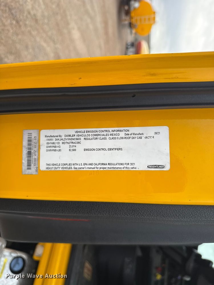 image for item ES5947 2022 Freightliner Cascadia 126 semi truck