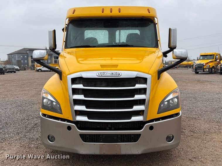 image for item ES5948 2021 Freightliner Cascadia 126 semi truck