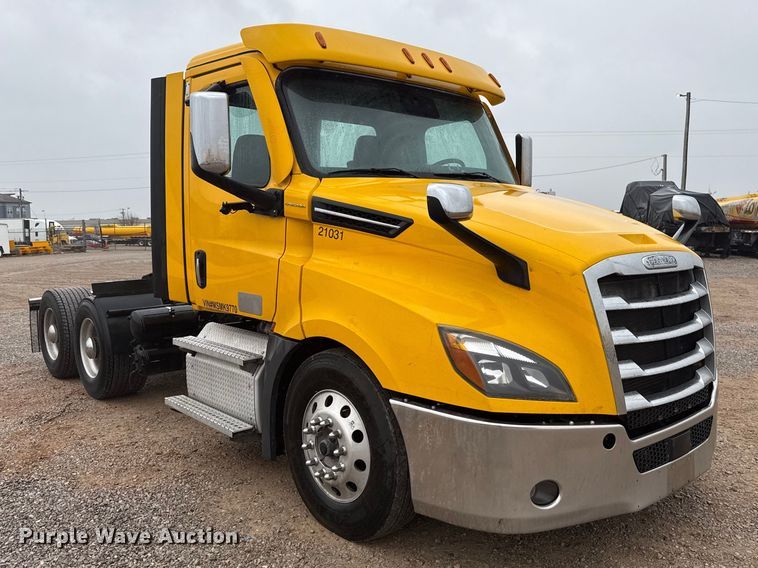 image for item ES5948 2021 Freightliner Cascadia 126 semi truck