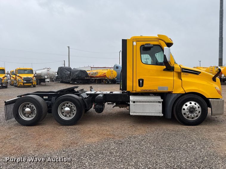 image for item ES5948 2021 Freightliner Cascadia 126 semi truck