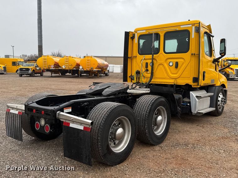 image for item ES5948 2021 Freightliner Cascadia 126 semi truck