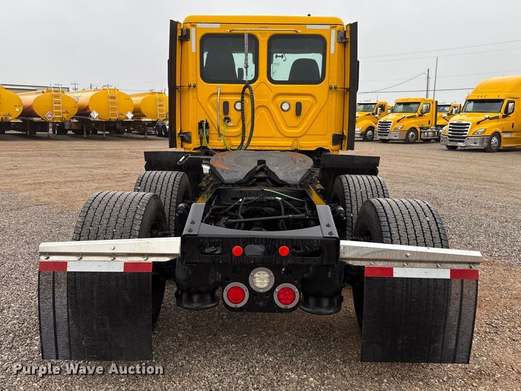 image for item ES5948 2021 Freightliner Cascadia 126 semi truck