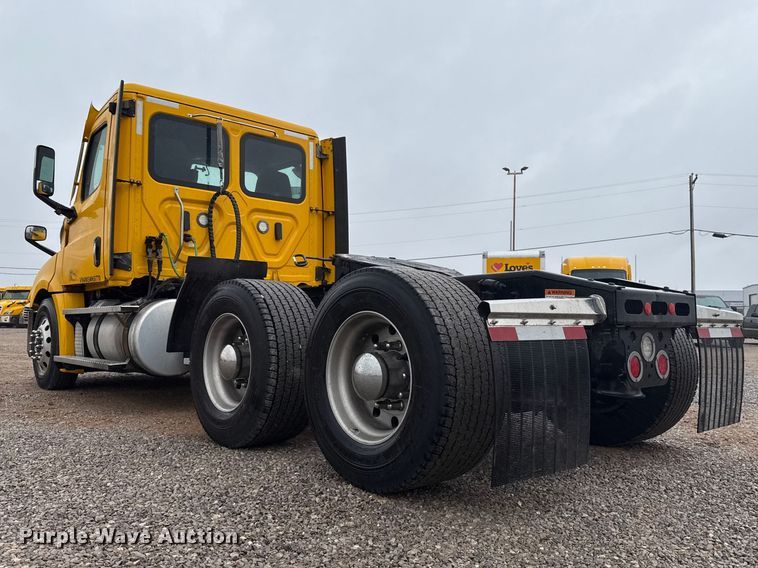 image for item ES5948 2021 Freightliner Cascadia 126 semi truck