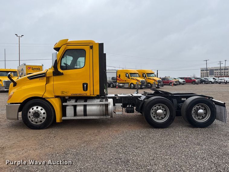 image for item ES5948 2021 Freightliner Cascadia 126 semi truck