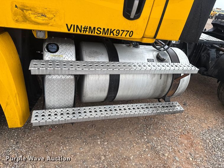 image for item ES5948 2021 Freightliner Cascadia 126 semi truck