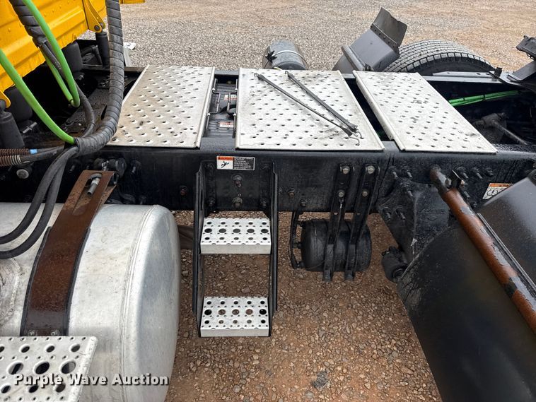 image for item ES5948 2021 Freightliner Cascadia 126 semi truck