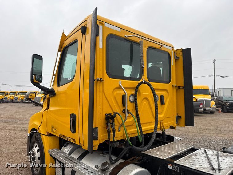 image for item ES5948 2021 Freightliner Cascadia 126 semi truck