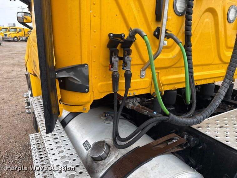 image for item ES5948 2021 Freightliner Cascadia 126 semi truck