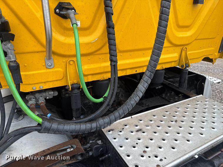 image for item ES5948 2021 Freightliner Cascadia 126 semi truck