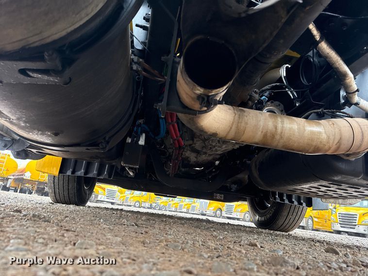 image for item ES5948 2021 Freightliner Cascadia 126 semi truck