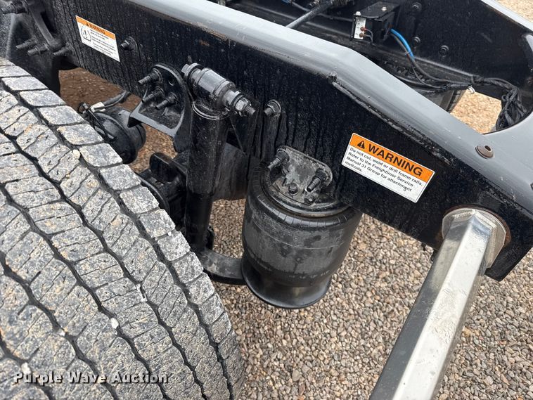 image for item ES5948 2021 Freightliner Cascadia 126 semi truck